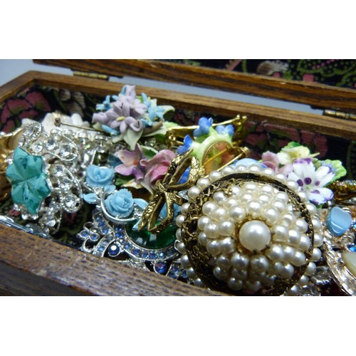 658 - A collection of costume brooches