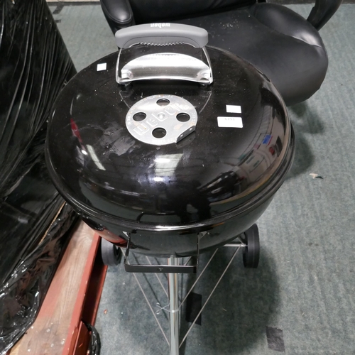 6193 - Weber 47Cm Kettle Charcoal BBQ, (333-22) *This lot is subject to VAT