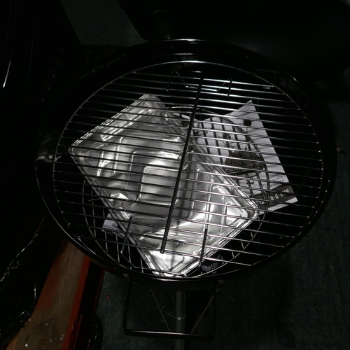 6193 - Weber 47Cm Kettle Charcoal BBQ, (333-22) *This lot is subject to VAT