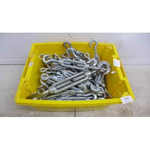 5004 - A box of steel cable links