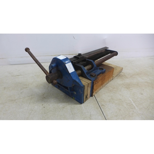 5005 - A Record No.52½ heavy duty joiners vice on a mount