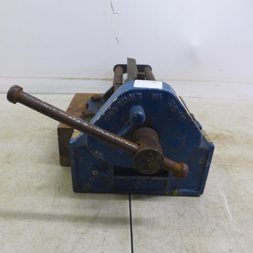 5005 - A Record No.52½ heavy duty joiners vice on a mount