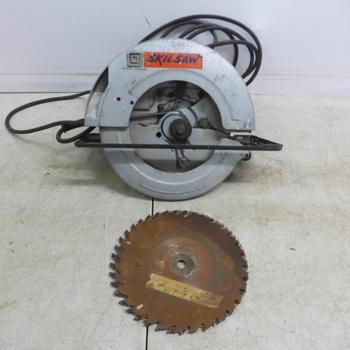 5010 - A Skil-saw model 1525H heavy duty circular saw and a quantity of TCT saw blades