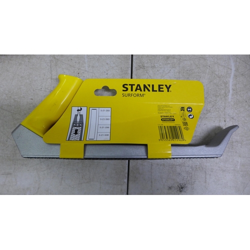 5019 - A metal reinforced Stanley box including a 8 metre Stanley tape measure, a Fatmax Stanley knife, 2 S... 