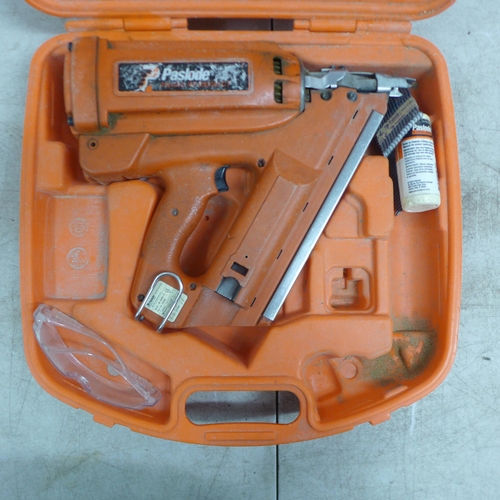 5021 - A Paslode Impulse IM3501/90CT nail gun in case with a bottle of Paslode cordless aceite lubricating ... 