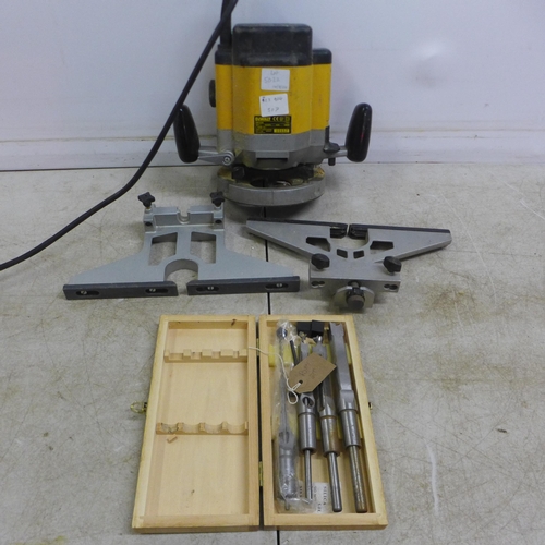 5022 - A DeWalt DW624, 230V router and router bit set