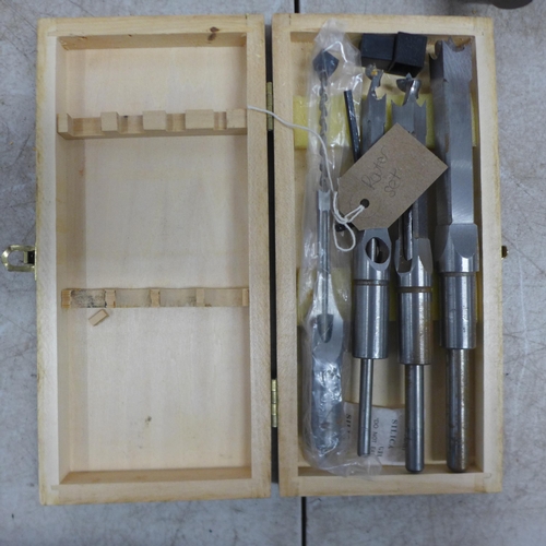 5022 - A DeWalt DW624, 230V router and router bit set