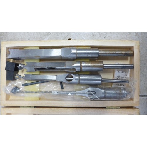 5022 - A DeWalt DW624, 230V router and router bit set