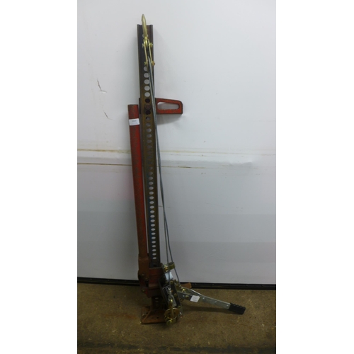 5023 - A Clarke 600kg power puller and a 4ft farm jack