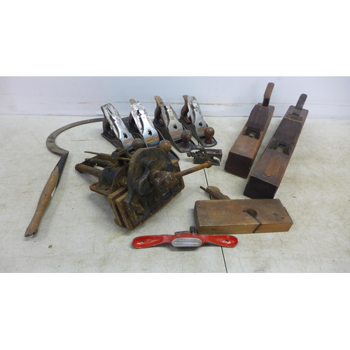 5029 - A box of woodworking tools including a Woden 189B/7 joiners vice, a sickle, 2 block planes, a mouldi... 