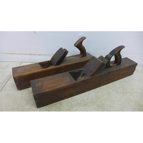 5029 - A box of woodworking tools including a Woden 189B/7 joiners vice, a sickle, 2 block planes, a mouldi... 