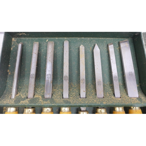 5031 - A set of 8 Marples wood turning tools