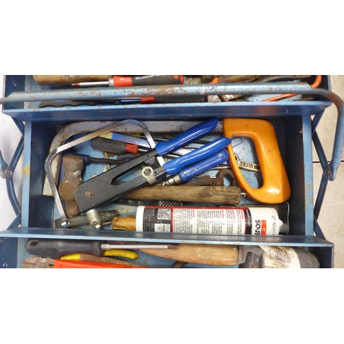 5043 - A blue metal cantilever toolbox and an assortment of hand tools including screwdrivers, spirit level... 