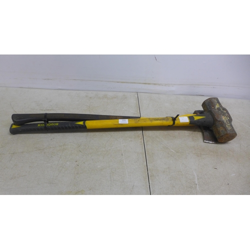 5046 - A 10lb lump hammer and a felling axe