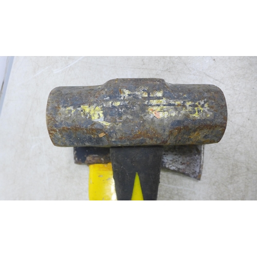 5046 - A 10lb lump hammer and a felling axe