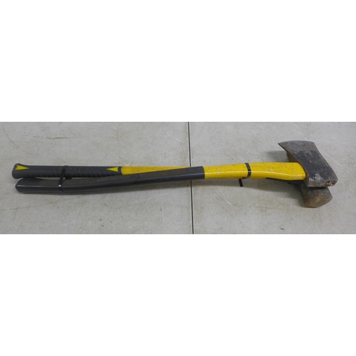 5046 - A 10lb lump hammer and a felling axe