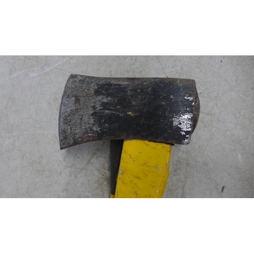 5046 - A 10lb lump hammer and a felling axe