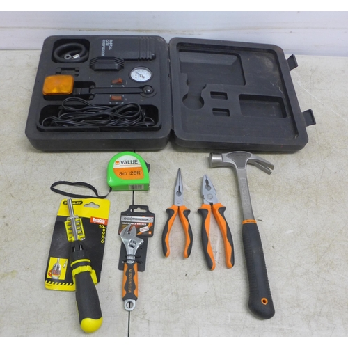 5048 - A selection of tools including a Stanley Dynapgrip screwdriver set, 8m tape measure, Magnusson tools... 