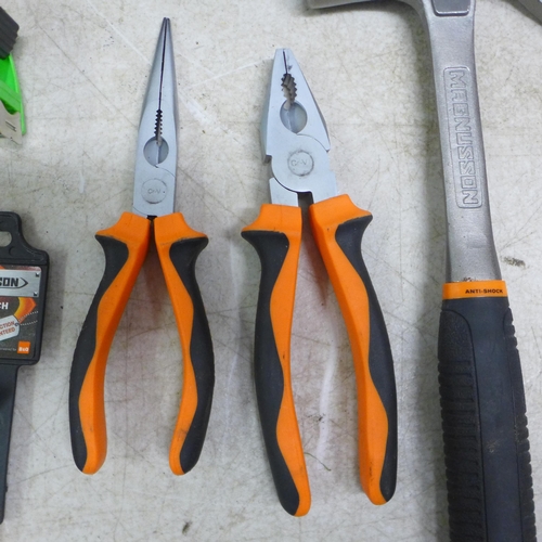 5048 - A selection of tools including a Stanley Dynapgrip screwdriver set, 8m tape measure, Magnusson tools... 