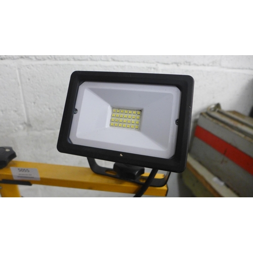 5055 - A twin LED work light on an adjustable tripod stand