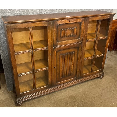 117 - An early 20th Century carved oak linenfold bookcase