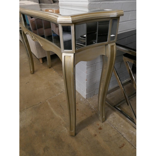 3122 - A silver mirrored console table