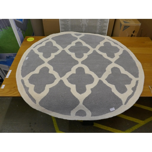 3132 - A grey and cream woollen circular rug