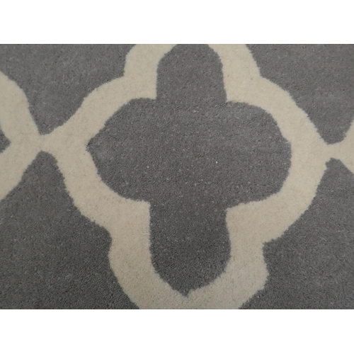 3132 - A grey and cream woollen circular rug