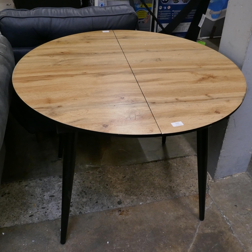 3141 - A circular extendable dining table