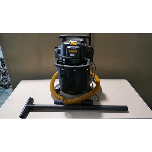 6013 - Dewalt 38L Wet Dry Vacuum cleaners - Eu - This lot requires UK adapters (334-114,153) *This lot is s... 