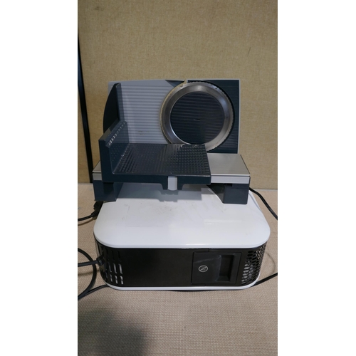 6019 - Graef Electric Slicer G50 and a Mill 700W Oil Filled Radiator (No Feet)  - This lot requires UK adap... 