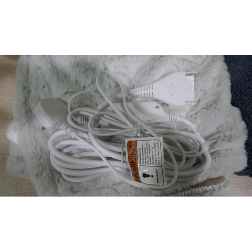 6070 - Berkshire Heated Throw and a Grandeur Bath Towel - This lot requires a UK adapter (334-505,506) *Thi... 