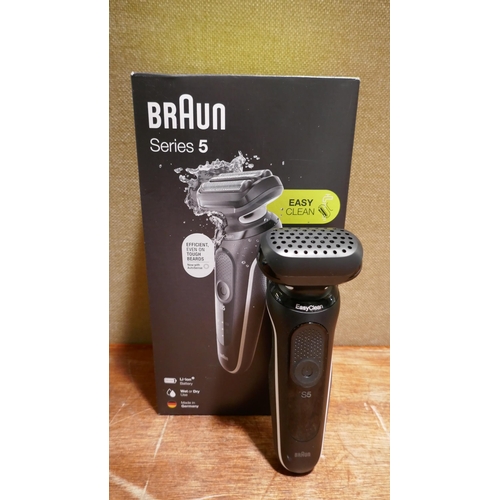 6134 - Braun Shaver Series 5     - This lot requires a UK adapter (334-597) *This lot is subject to Vat