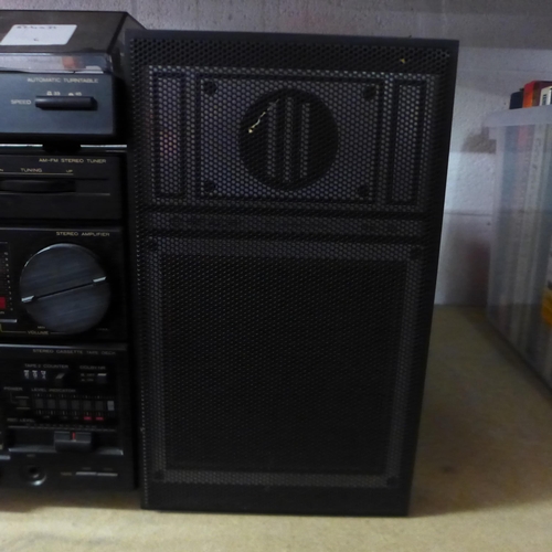 5109 - A Hitachi hi-fi system and a pair of speakers