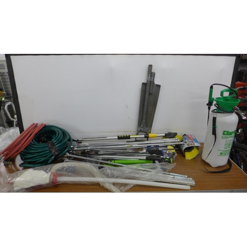 5316 - A quantity of loose Clarke items including three telescopic wash brushes, a 24