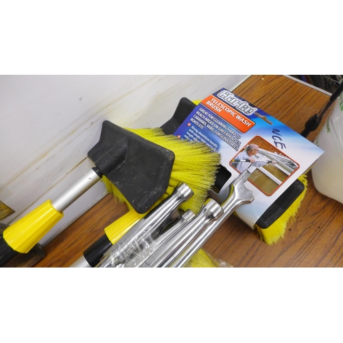 5316 - A quantity of loose Clarke items including three telescopic wash brushes, a 24