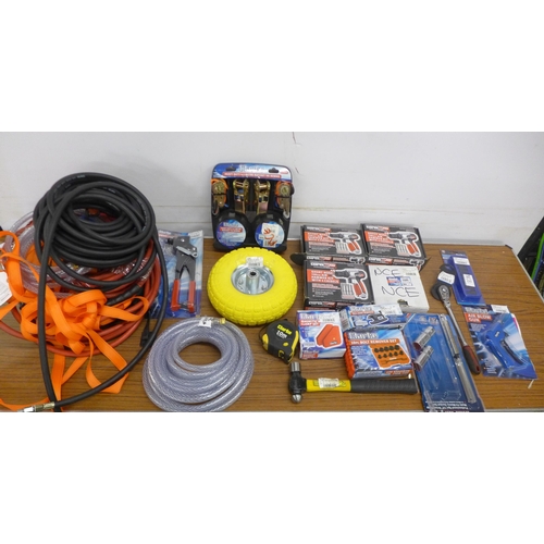 5318 - A large quantity of Clarke items including a set of 3.5m 41mm² booster cables, a 4 pack of heavy dut... 