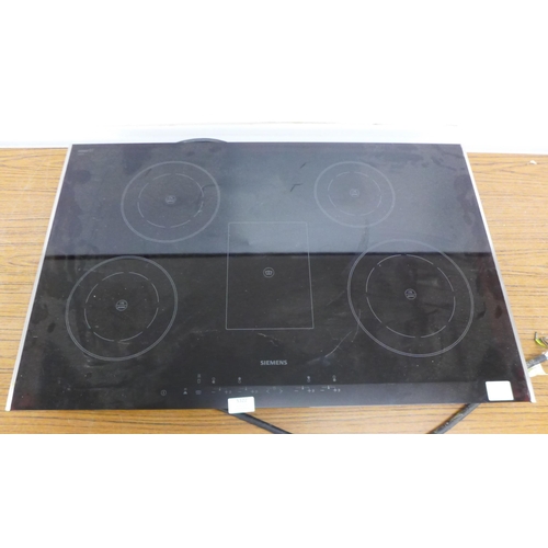 5322 - A Siemens HMMT580 5 zone hob with glass top