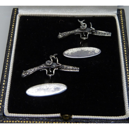 1006 - A pair of hallmarked silver Flintlock Pistol cufflinks, for Austin Reed of Regent Street, London 196... 