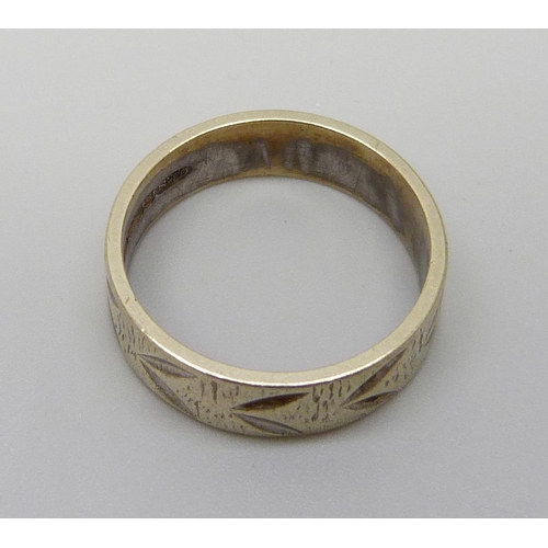 1014 - A 9ct gold ring, 4.9g, Q