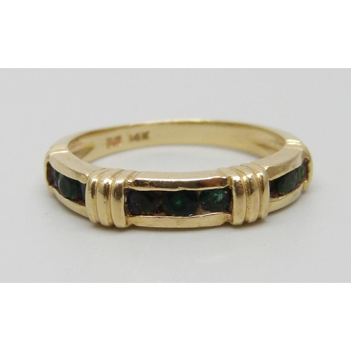 1017 - A 14ct gold and emerald ring, 3.1g, O/P