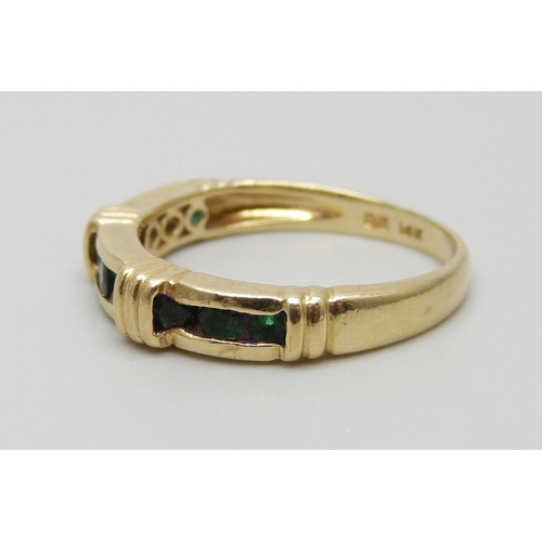 1017 - A 14ct gold and emerald ring, 3.1g, O/P