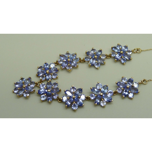 1032 - A 9ct gold and tanzanite necklace, 6.9g