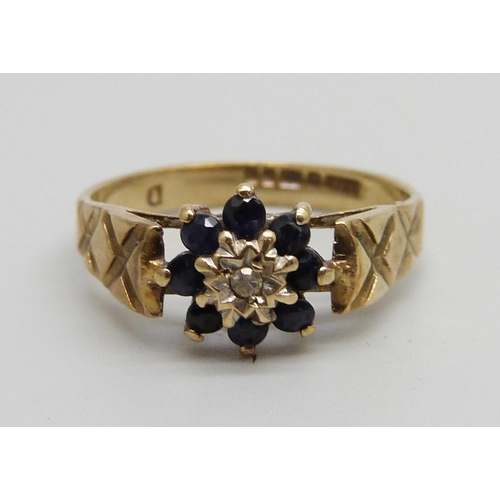 1036 - A 9ct gold, sapphire and diamond cluster ring, 2.3g, K