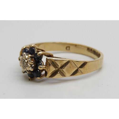 1036 - A 9ct gold, sapphire and diamond cluster ring, 2.3g, K