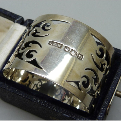 1038 - A pierced silver napkin ring, Sheffield 1946, 30g, boxed