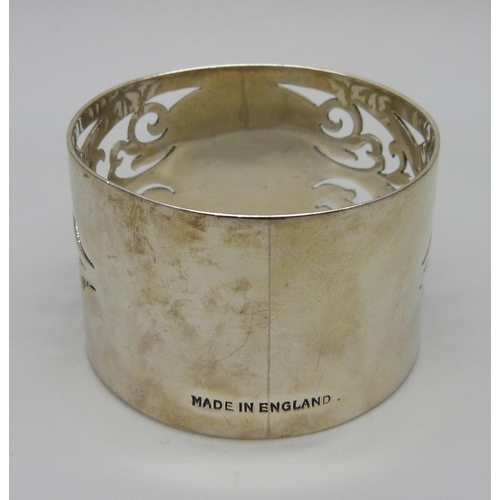 1038 - A pierced silver napkin ring, Sheffield 1946, 30g, boxed