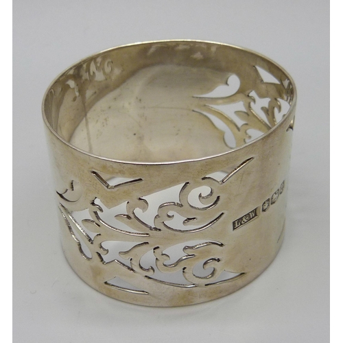 1038 - A pierced silver napkin ring, Sheffield 1946, 30g, boxed