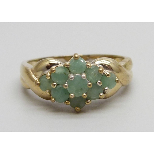 1039 - A silver gilt, emerald cluster ring, Q