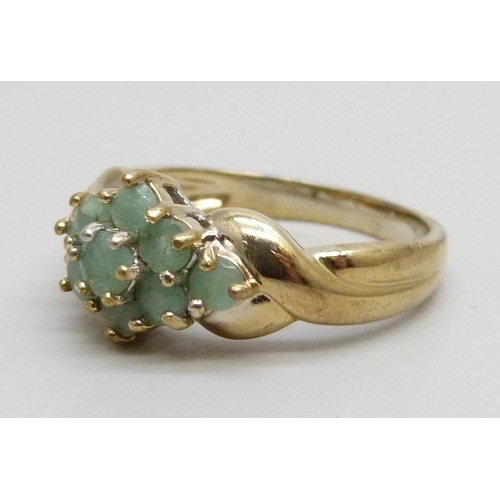 1039 - A silver gilt, emerald cluster ring, Q